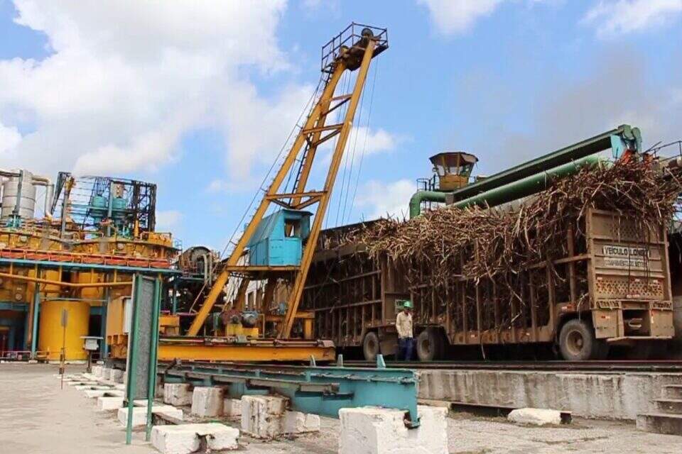 Usina em período de moagem de cana para produzir etanol. Foto: Alagoas Rural