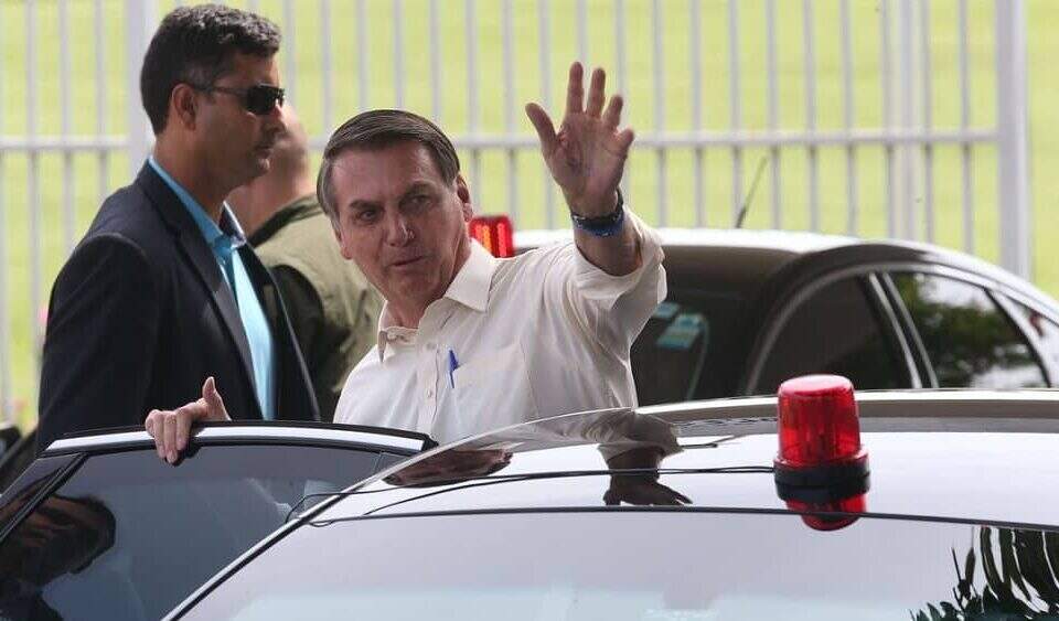 Bolsonaro cumprimenta populares no Palácio da Alvorada