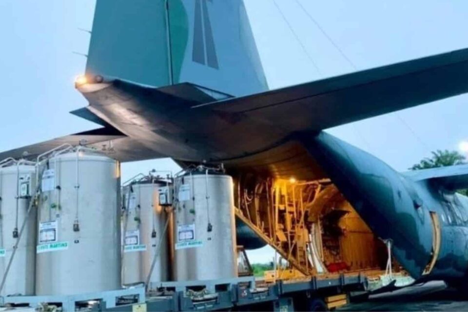 Cilindros de oxigênio sendo embarcados na parte de trás de aeronave das Forças Armadas