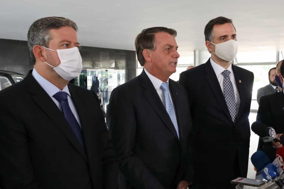 Lâmpada acessa com duas mãos ao redor