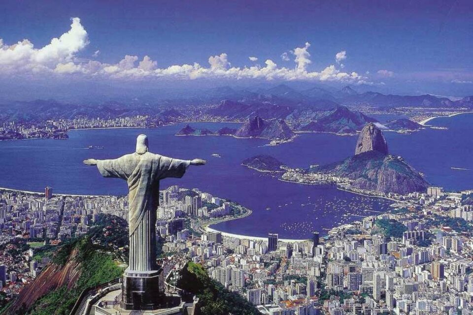 Cristo Redentor com cidade do Rio ao fundo