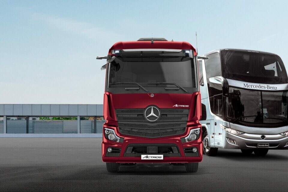 Caminhão Actros e ônibus da Mercedes-Benz.