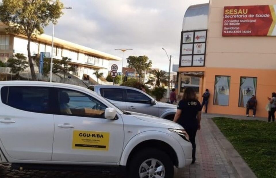 Viatura da CGU diante da secretaria de Saúde de Juazeiro