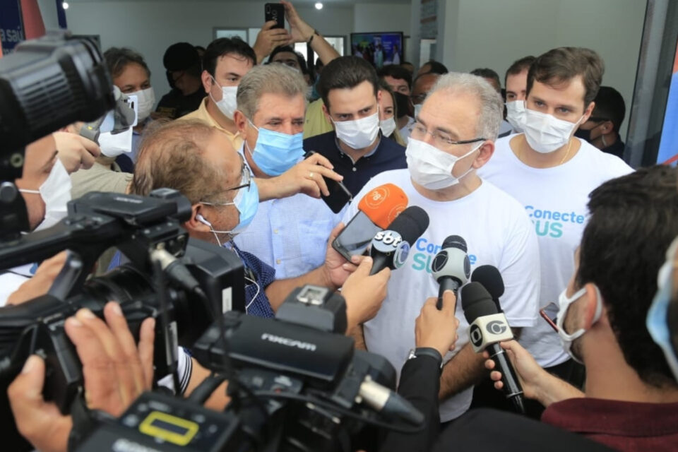 Ministro da Saúde Marcelo Queiroga entrevistado e cercado de jornalistas e políticos