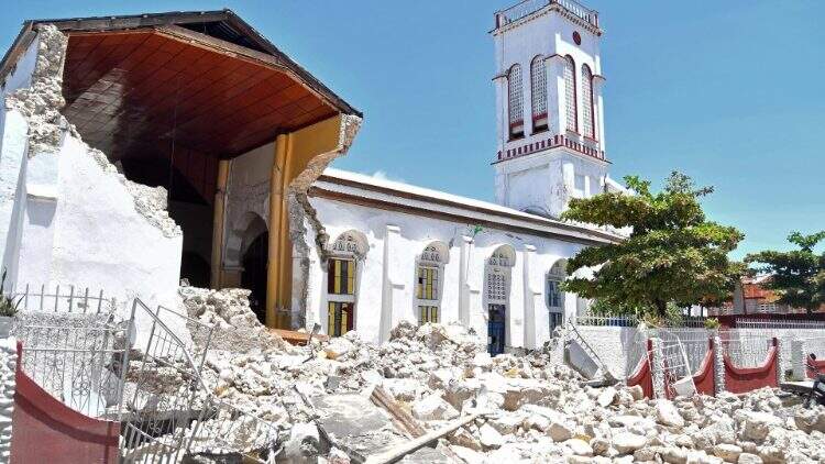 destroços de construção em frente à casa branca