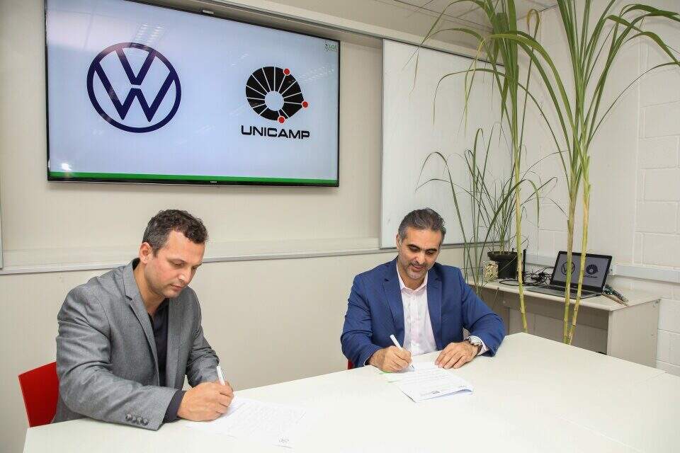 Pablo Di Si, presidente da Volkswagen América Latina, e Hudson Zanin, professor docente da Unicamp