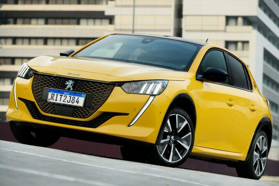 Peugeot e-208 GT.