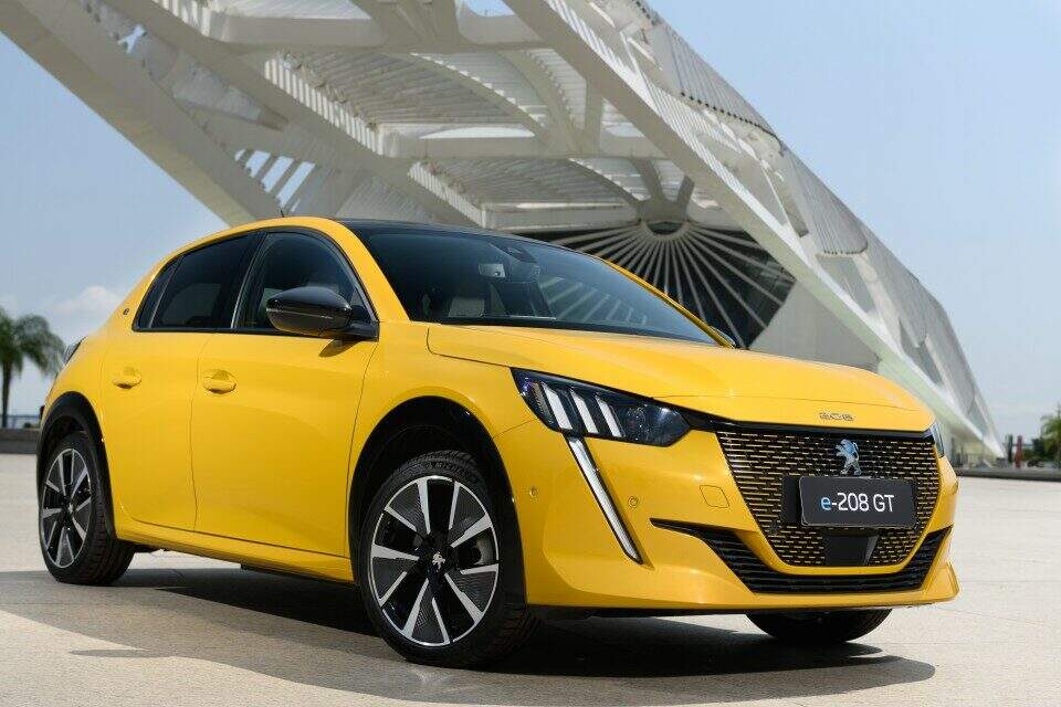 Peugeot e-208 GT.