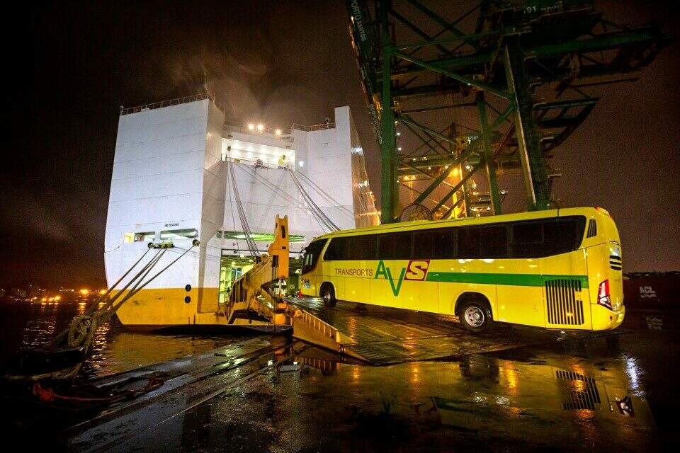 ônibus volvo entrando em navio