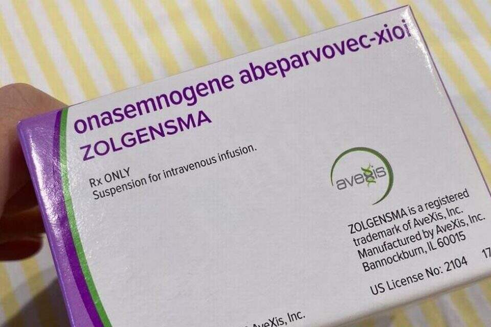 Mão segurando caixa de remédio Zolgensma