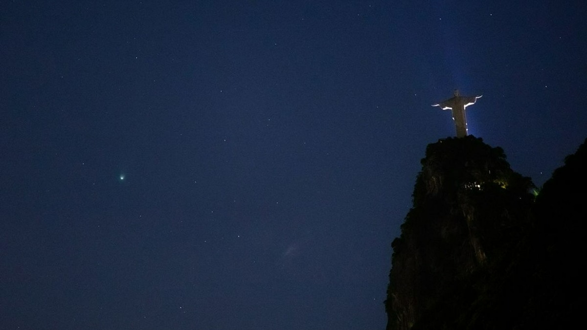 Comet Leonard lights up Rio’s sky next to Christ the Redeemer