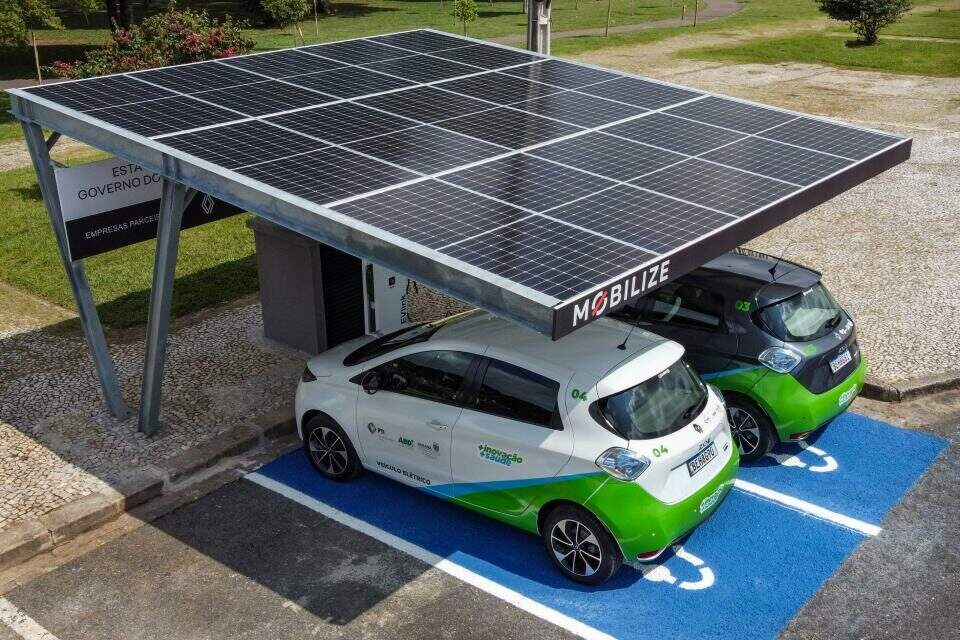 Garagem fotovoltaica da Renault no Palácio Iguaçu, no Paraná.