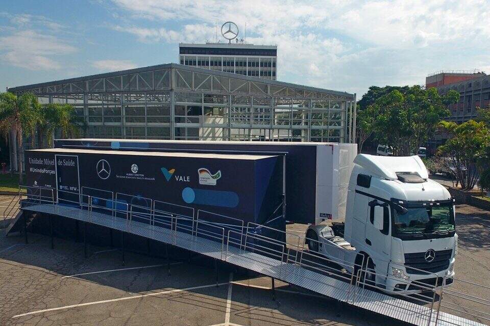 Carreta Mercedes-Benz projeto #UnindoForças.