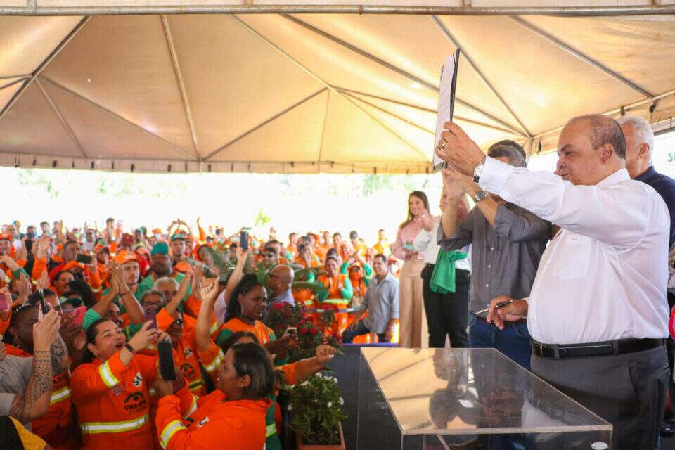 Governador Ibaneis Rocha, na celebração do Dia do Gari. Foto: Agência Brasília