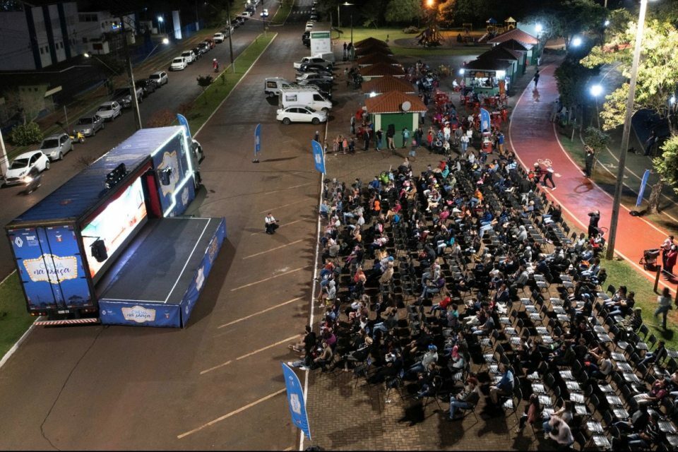 Cinema na Praça.