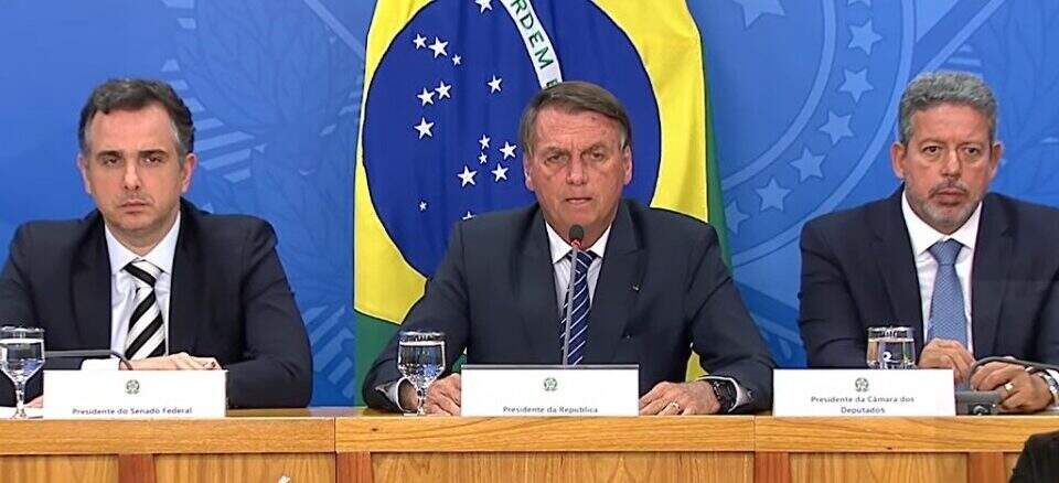 Bolsonaro promete ressarcir Estados que reduzam ICMS dos combustíveis a 17%
