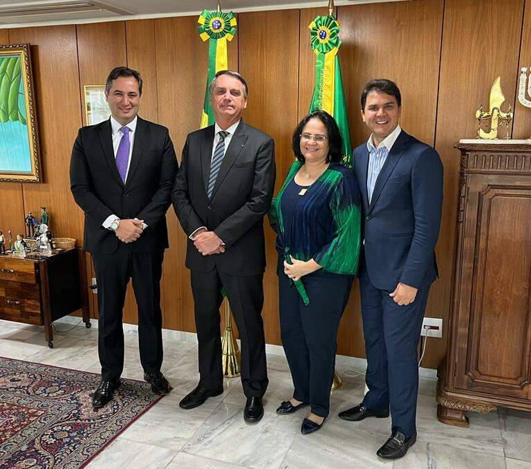 Convidada por Bolsonaro, Damares hesita sobre concorrer ao Senado, Política