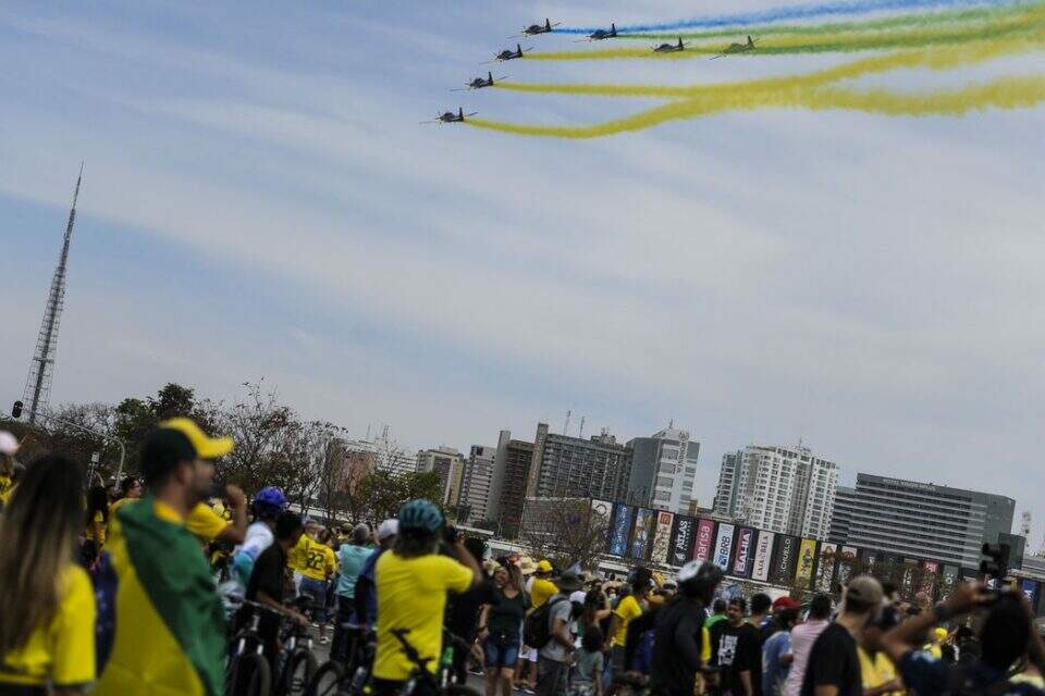 Presidente Lula e primeira-dama Janja saem do avião presidencial. Foto: Ricardo Stuckert