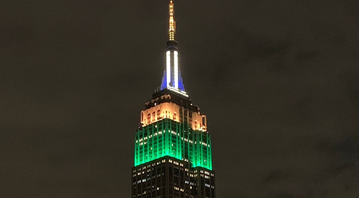 Empire State Building é iluminado com as cores brasileiras