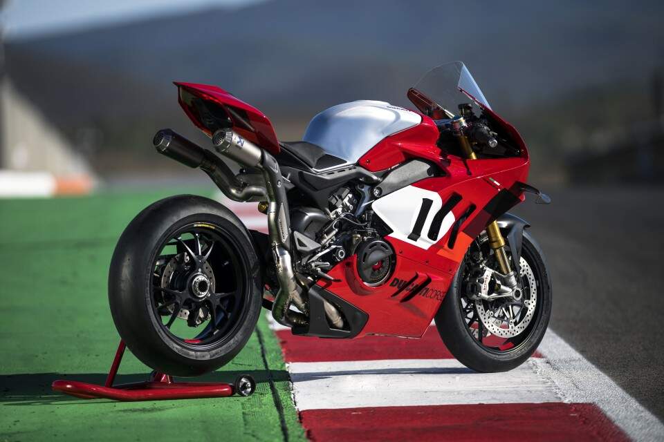 Ducati apresenta a linha 2023 da superesportiva Panigale V4 R