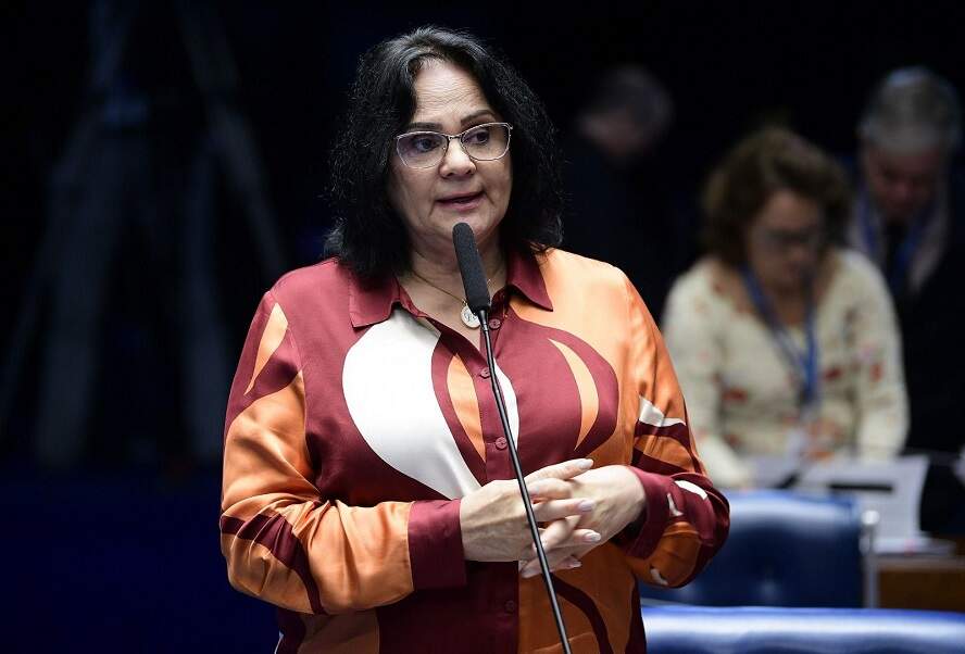 Damares admite que mentiu e tem mandato de senadora questionado