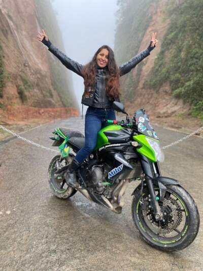 Youtuber motociclista Íris Vasconcellos.