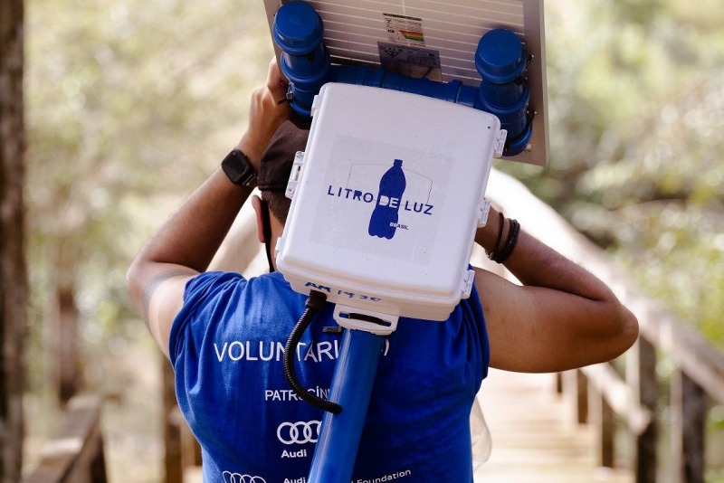 Projeto social ONG Litro de Luz e Audi.