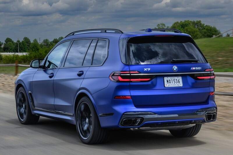 BMW X7 M60i.