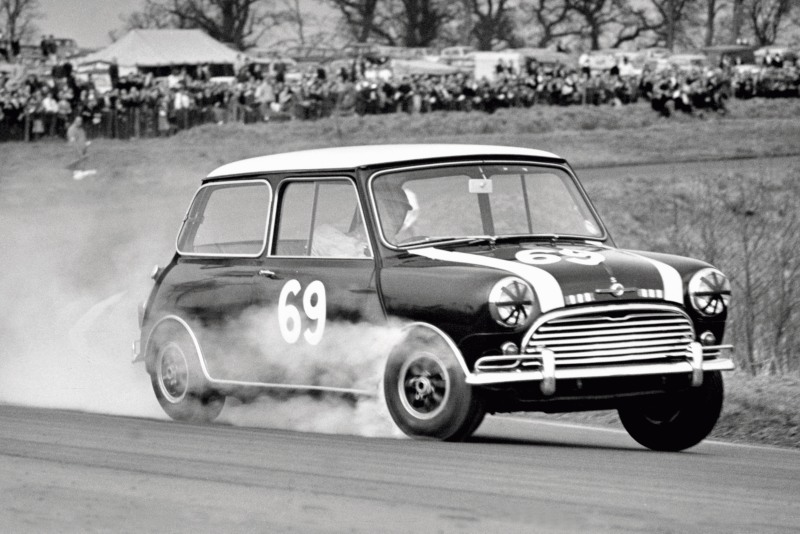 Mini Cooper na corrida de Oulton Parki.