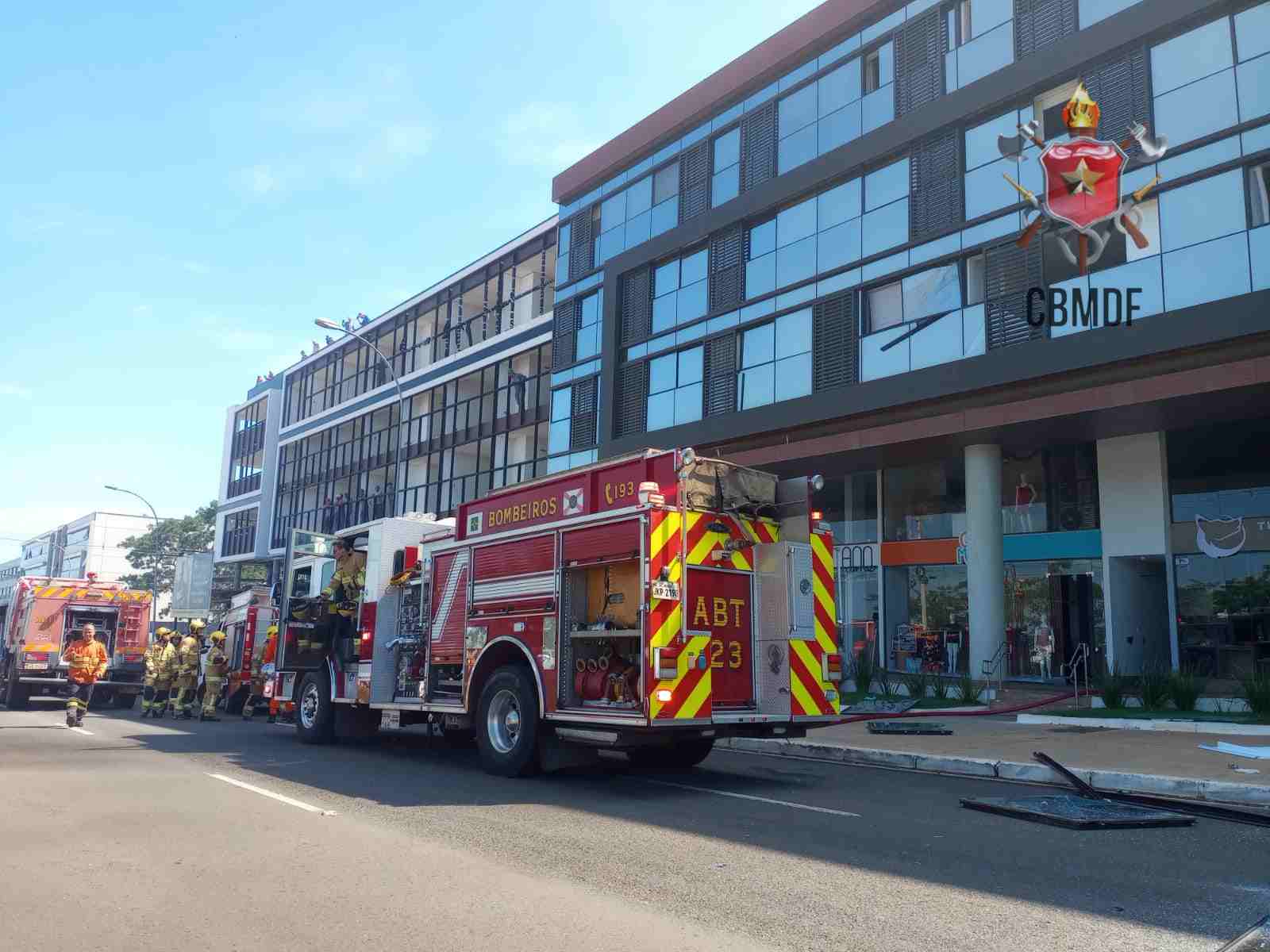 Produtos explodiram e foram arremessados durante incêndio em