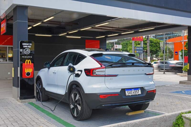 Volvo C40 em carregador no McDonald's.