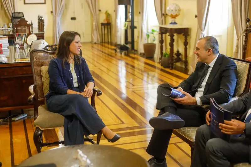 Governadora de Pernambuco, Raquel Lyra (PSDB) e o presidente da Stellantis para América do Sul, Emanuele Cappellano.