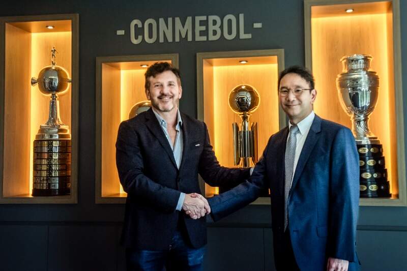 Alejandro Dominguez, presidente da Conmebol, e Chris Lee, Diretor de Marketing da Hyundai para as Américas Central e do Sul.