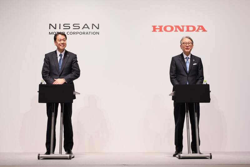 Makoto Uchida e Toshihiro Mibe, presidentes mundiais da Nissan e da Honda.