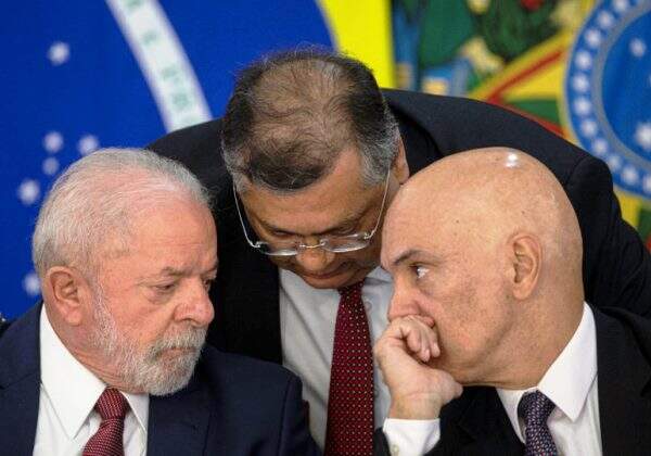 Presidente Lula com os ministros Flávio Dino e Alexandre de Moraes. Foto: ABr