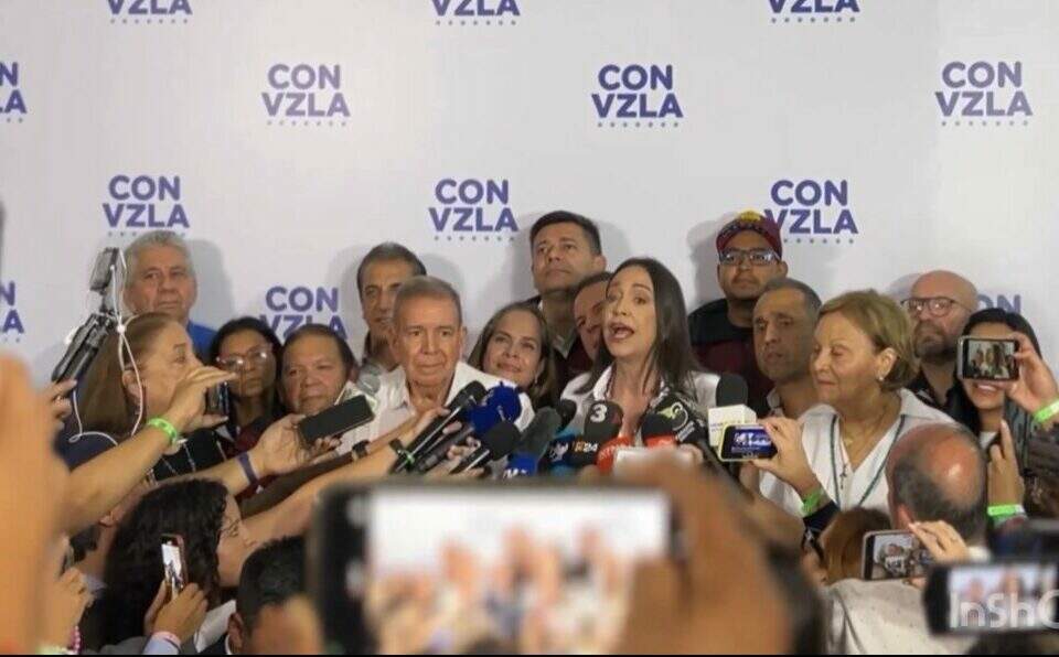 Maria Corina Machado ao lado de Edmundo Gonzáles, após a eleição na Venezuela. Foto: @EmmaRincon/X