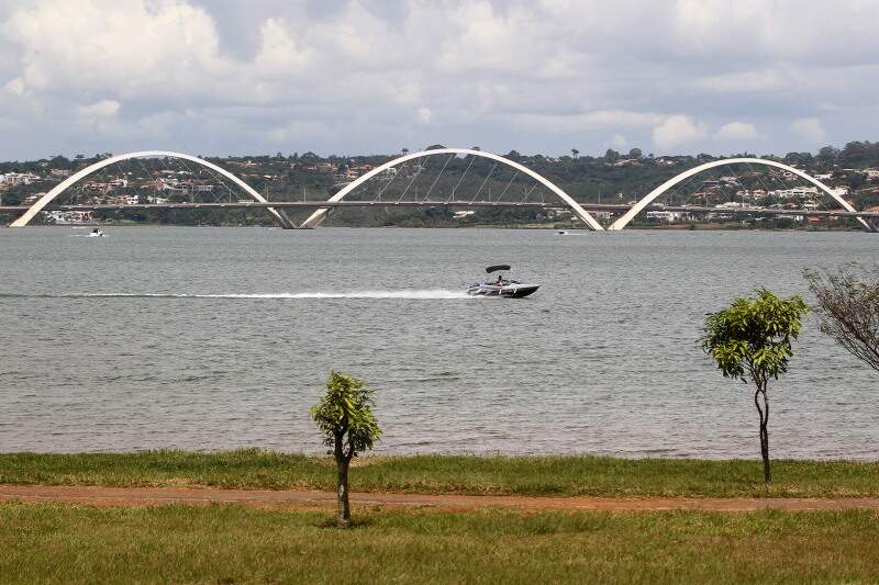 Ponte JK no Lago Paranoá em Brasília.