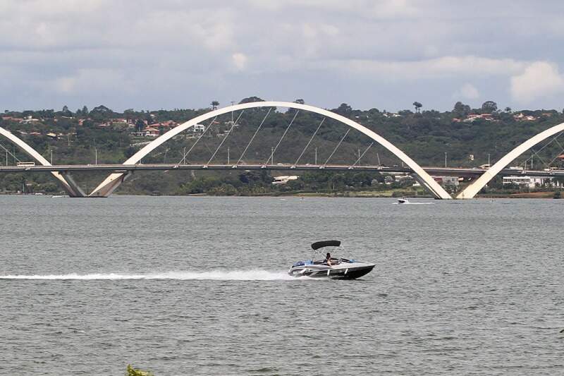 Lago Paranoá e Ponte JK em Brasília.