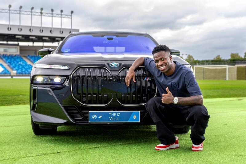 Real Madrid e BWM - Vinícius Jr. e i7.