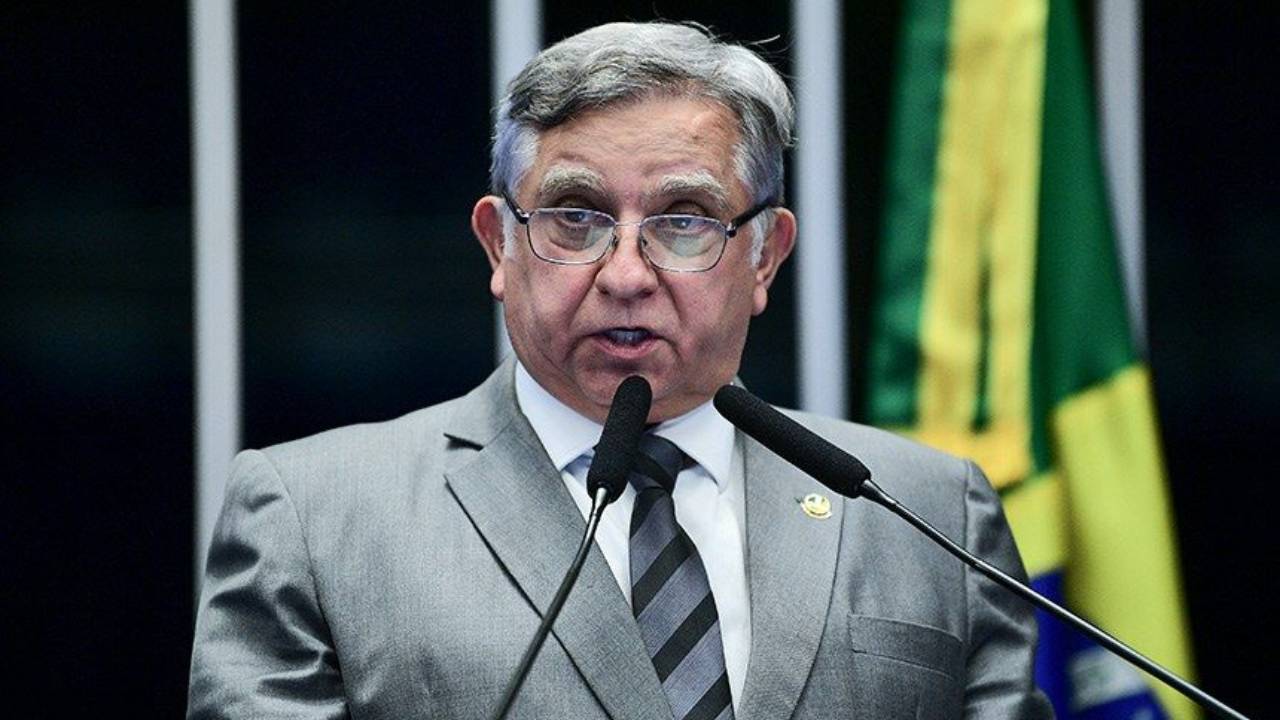 Izalci deixa disputa pelo governo do DF e mira retorno à Câmara