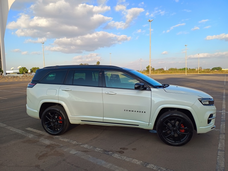 Jeep Commander Blackhawk.