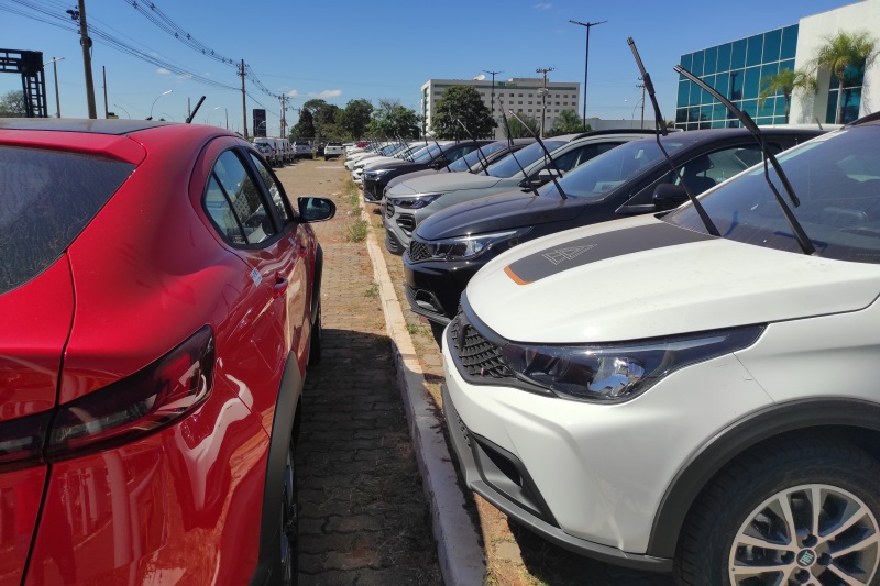 Veículos em concessionária Fiat em Brasília.