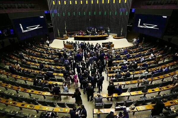 Deputados federais empurraram ao pagador de impostos uma fatura de mais de R$234,8 milhões para…