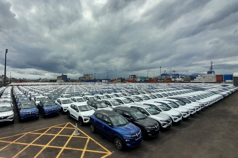 Renault Kwid em pátio de porto para exportação.