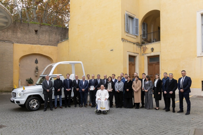 Entrega do novo Papamóvel da Mercedes-Benz ao Papa Francisco.