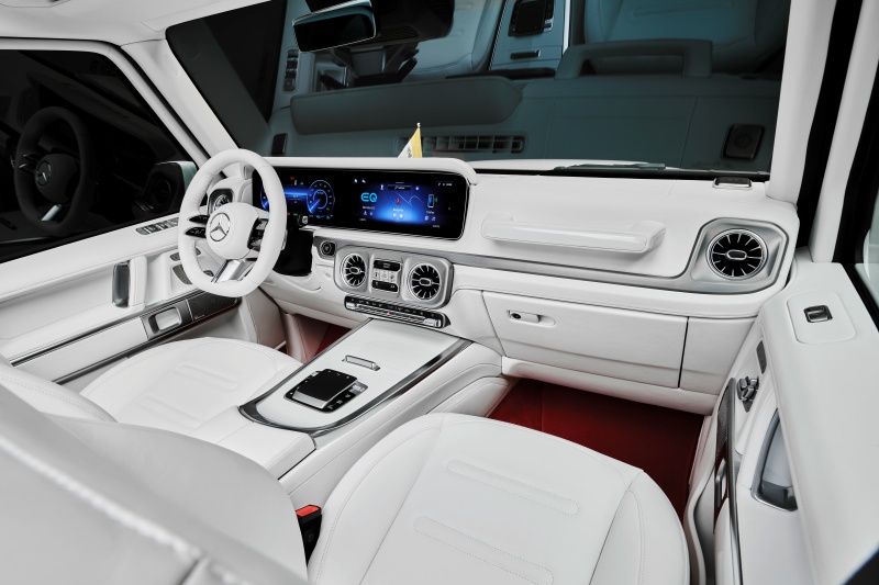 Entrega do novo Papamóvel da Mercedes-Benz ao Papa Francisco.
