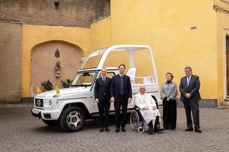 Entrega do novo Papamóvel da Mercedes-Benz ao Papa Francisco.