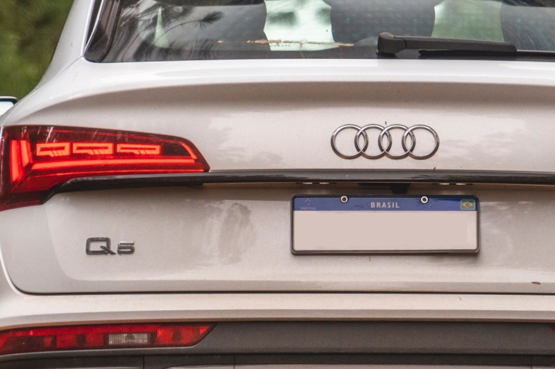 Nome e logo veículo Audi.