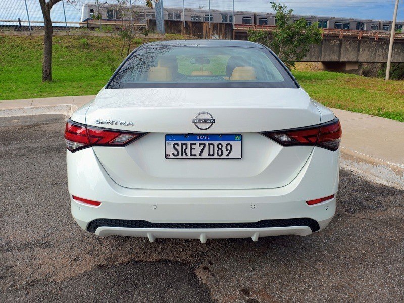 Nissan Sentra Exclusive.