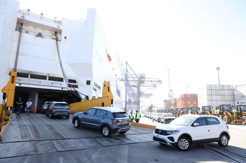 Volkswagen T-Cross embarcando em navio no Porto de Paranaguá (PR).